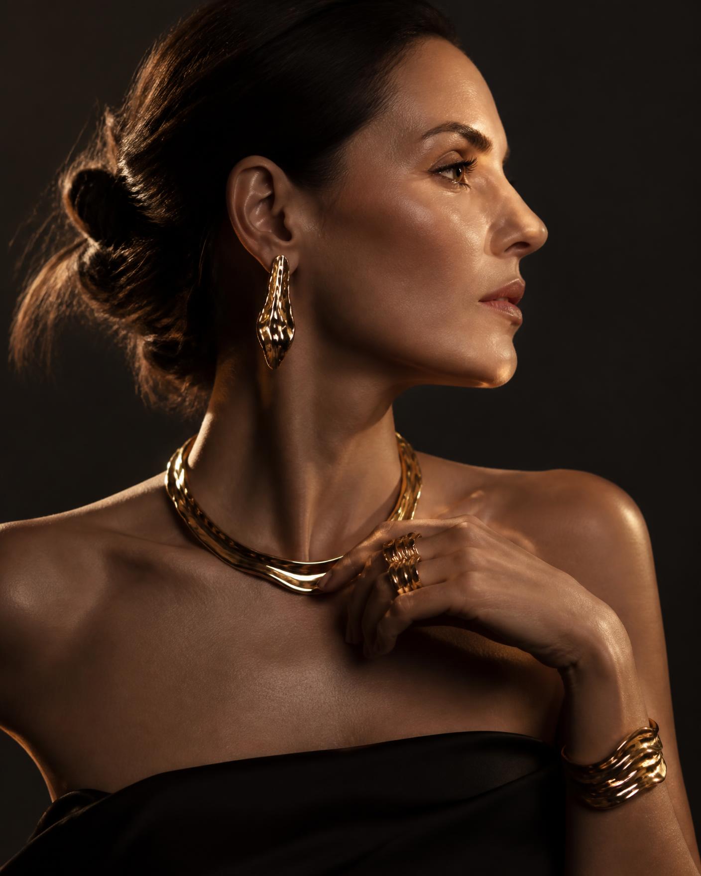 Mulher elegante de perfil usando semijoias douradas da coleção Figs Semi Jóias